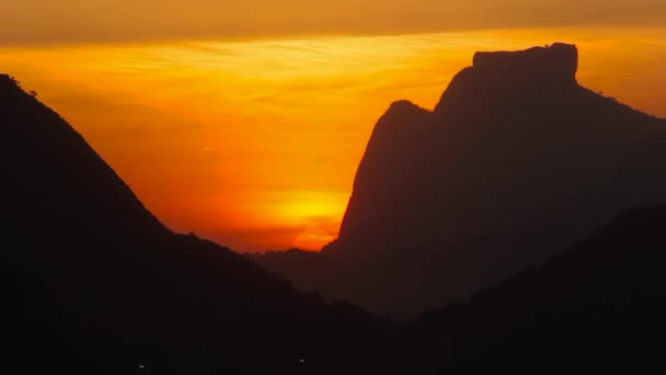 silueta de piedra gavea con una hermosa puesta de sol naranja en Río de Janeiro, Brasil. - Imágenes, Vídeo