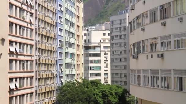 Rio de Janeiro, Brezilya 'daki Copacabana mahallesindeki binalar. - Video, Çekim