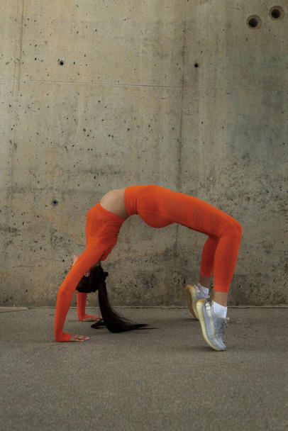 Молода жінка робить колесо. Урдва Кізурасану позу йоги. Гнучкий спортсмен робить бік. Копіювати простір
. - Фото, зображення