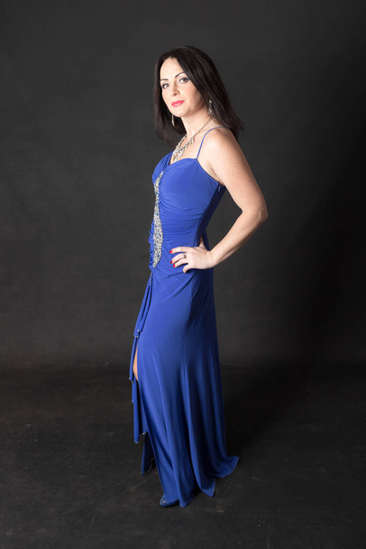egy kék estélyi ruhás nő portréja - Fotó, kép