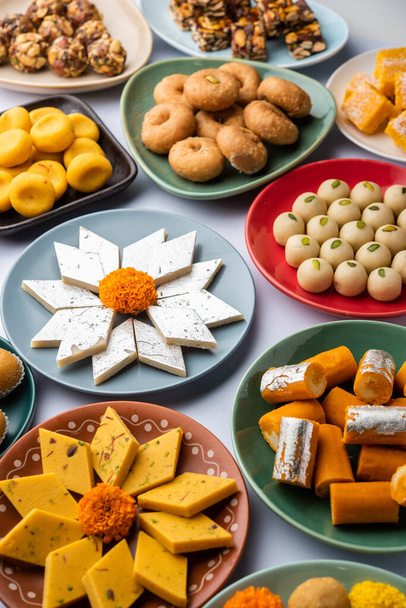 Csoportja indiai válogatott édességek vagy mithai diya - Fotó, kép