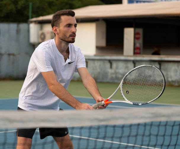 Батуми, Грузия - 13 октября 2021 года: Человек играет в теннис - Фото, изображение