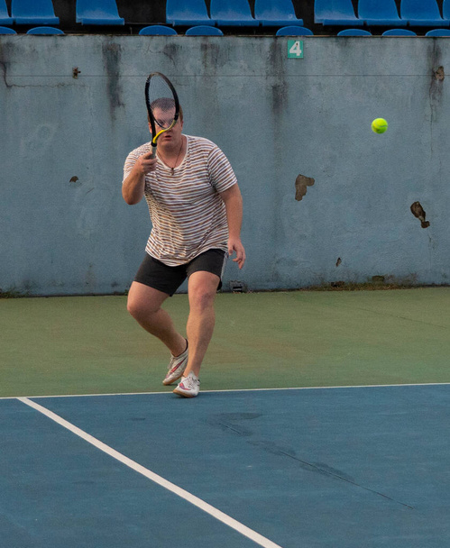 Batumi, Γεωργία - 13 Οκτωβρίου 2021: Ο άνθρωπος παίζει τένις - Φωτογραφία, εικόνα