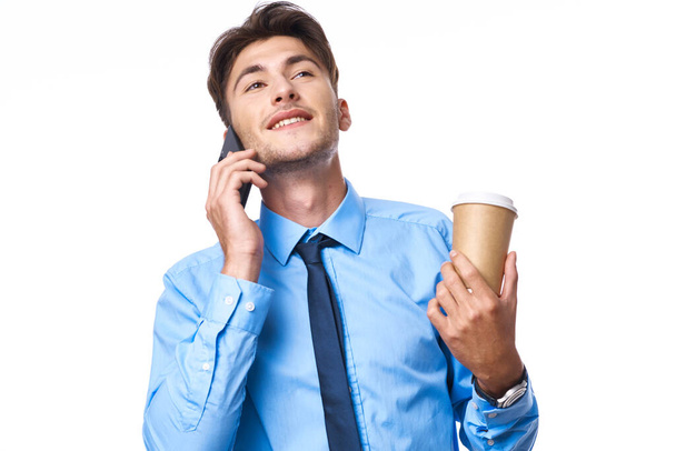 電話でのビジネスマンのコーヒーを飲みながら - 写真・画像