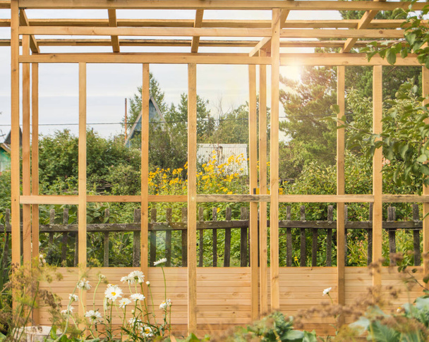 Fa keret építése egy új veranda vagy pavilon területén egy ország telek, nyáron, szabadban. - Fotó, kép