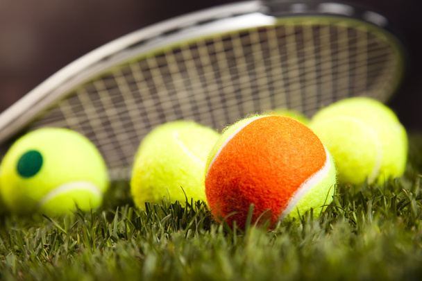 Raqueta y pelotas de tenis - Foto, imagen