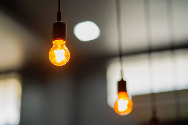 Ampoules suspendues au plafond, idées de décoration lumière café. - Photo, image