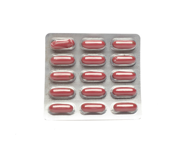 piros kapszula izolált csomagolásban  - Fotó, kép