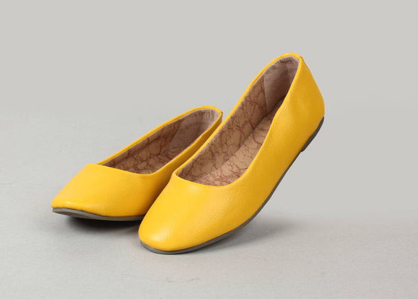 żółty płaski obcas izolowane damskie obuwie - Zdjęcie, obraz