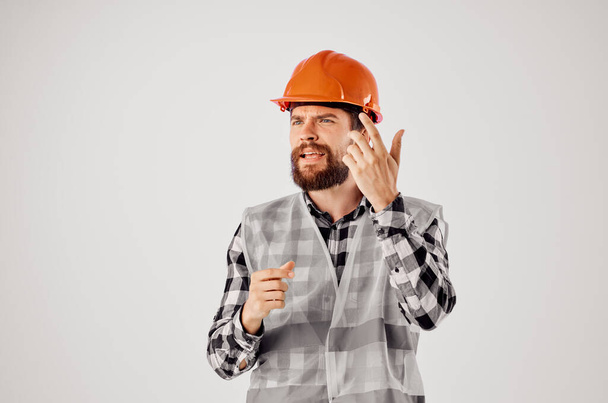 γενειοφόρος άνθρωπος Κατασκευαστική βιομηχανία εργασία χέρι χειρονομίες φως φόντο - Φωτογραφία, εικόνα