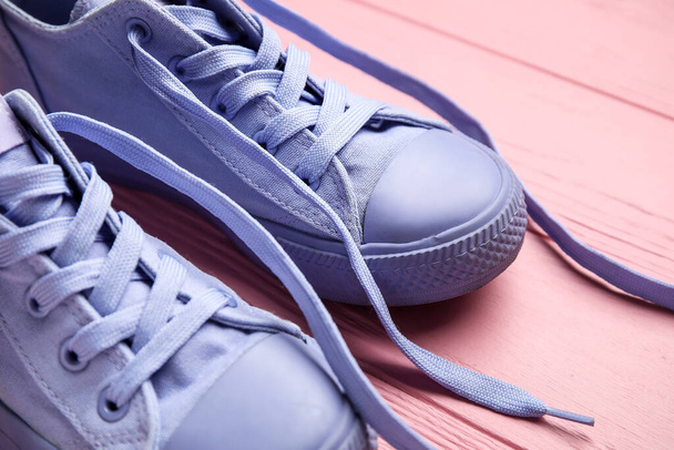 Paire de chaussures élégantes avec lacets détachés sur fond en bois rose, gros plan - Photo, image