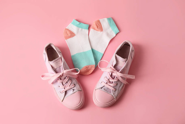 Chaussures et chaussettes élégantes sur fond rose - Photo, image