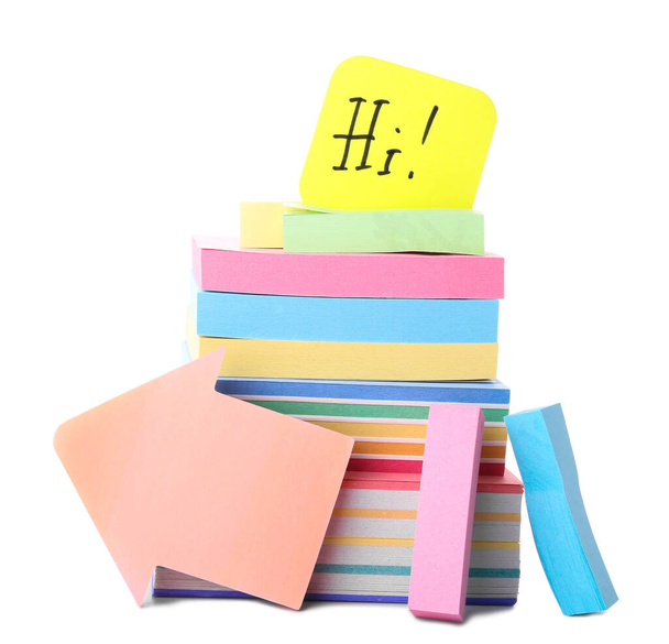 Notes collantes colorées avec le mot HI sur fond blanc - Photo, image