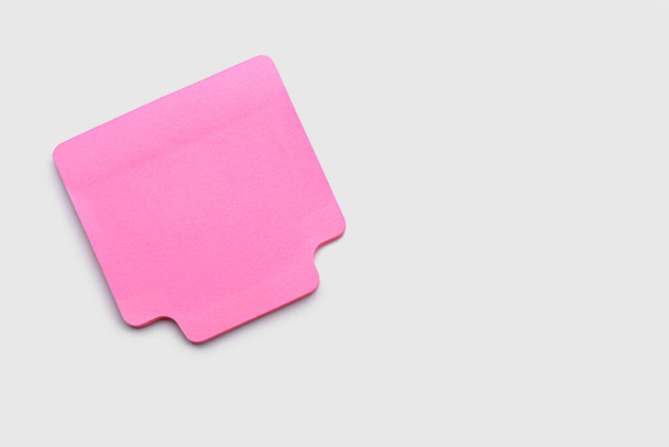 rosa Haftnotiz auf weißem Hintergrund - Foto, Bild
