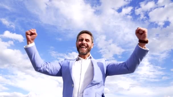 Triumfalny człowiek szczęśliwy krzyk wykonując zwycięski gest na niebie, triumf - Materiał filmowy, wideo