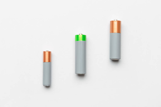 Baterías alcalinas sobre fondo blanco, vista superior - Foto, Imagen