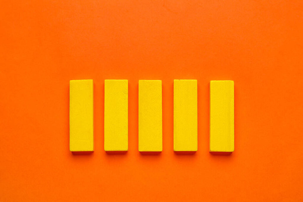 Sárga blokkok narancssárga alapon - Fotó, kép