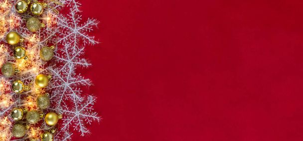 The Christmas decoration is on a red background. - Foto, immagini