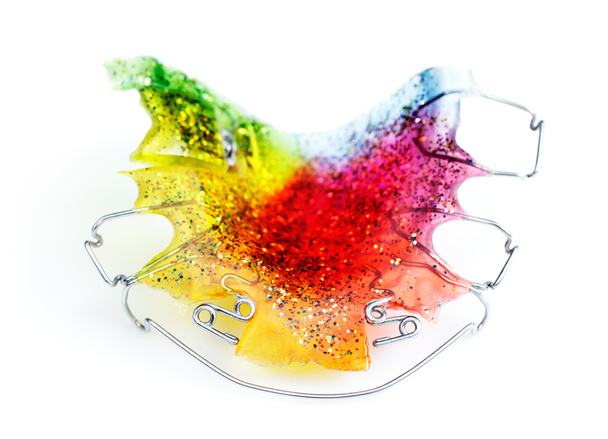 Aparelho ortodôntico multicolorido e brilhante para uma criança
 - Foto, Imagem