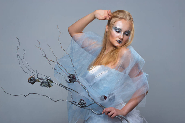 punatukkainen tyttö valkoisessa taiteella meikki 2021 - Valokuva, kuva