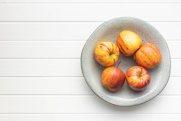 Friss őszi alma a fehér asztalon. Felülnézet. - Fotó, kép