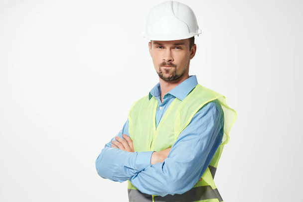 людина в будівельній уніформі студія безпеки білого шолома
 - Фото, зображення