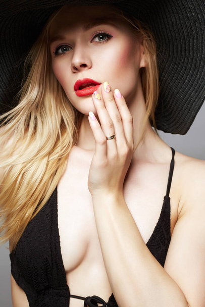 Beautiful young woman in hat. summer fashion beauty blonde girl - Zdjęcie, obraz