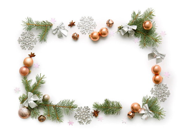 白い背景に孤立した針葉樹の枝やクリスマスの装飾で作られたフレーム - 写真・画像