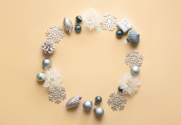 Cadre fait de décorations de Noël sur fond beige - Photo, image