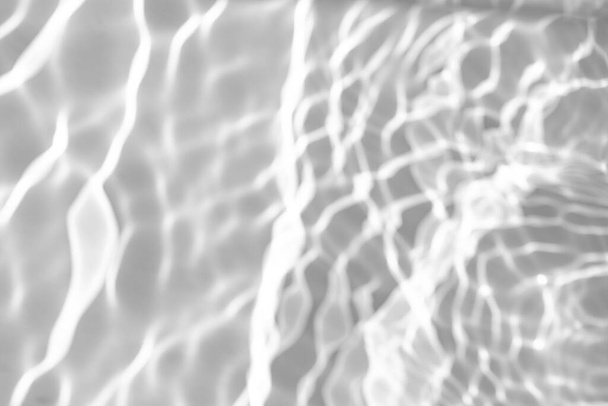 ombre floue et lumière effet caustique sur un mur blanc - Photo, image