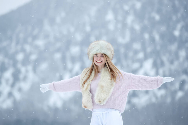 Kışın doğadaki kadın. Güzel bir kız soğuk mevsimde yürür. - Fotoğraf, Görsel