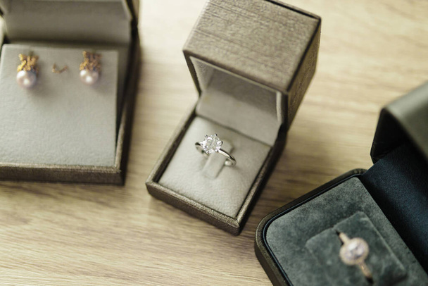 Bague en diamant en coffret cadeau bijoux sur table en bois - Photo, image