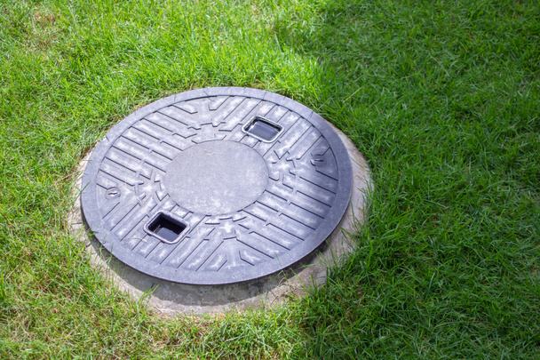 Zbiornik septyczny obejmuje podziemny system oczyszczania odpadów - Zdjęcie, obraz