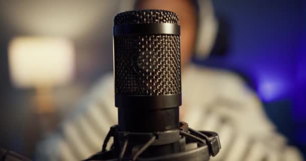 Happy asia lady blogger music influencer grabar un podcast en el ordenador con auriculares y micrófono hablar con el público en el estudio de la sala de estar en casa por la noche. Quedarse en casa, Concepto creador de contenidos. - Metraje, vídeo