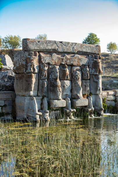 The Hittite spring sanctuary of Eflatun Pinar lies about 100 kilometres west of Konya close to the lake of Beysehir in a hilly, quite arid landscape. - Foto, imagen