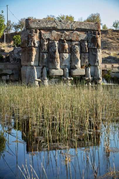 The Hittite spring sanctuary of Eflatun Pinar lies about 100 kilometres west of Konya close to the lake of Beysehir in a hilly, quite arid landscape. - Foto, imagen