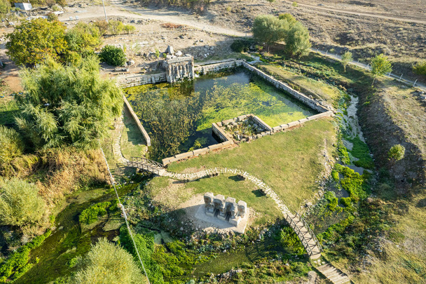Il santuario primaverile ittita di Eflatun Pinar si trova a circa 100 chilometri a ovest di Konya vicino al lago di Beysehir in un paesaggio collinare e abbastanza arido
. - Foto, immagini