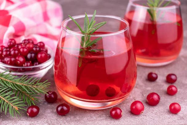 Cranberry vitamine drank met rozemarijn. - Foto, afbeelding