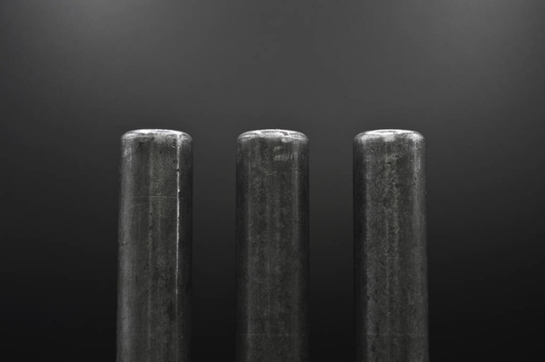 Pièces, outils et équipements industriels en métal, isolés sur fond noir - Photo, image