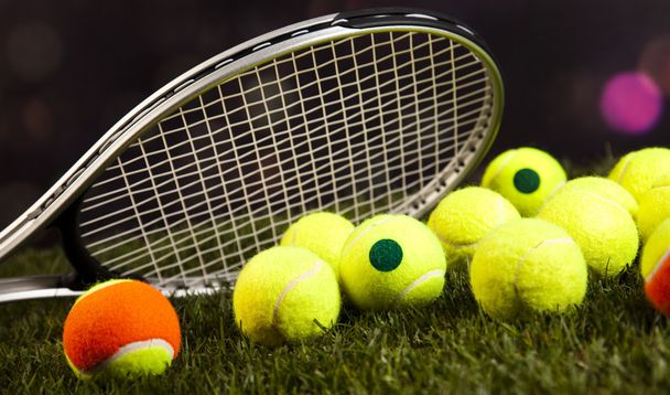 Tennismaila ja pallot - Valokuva, kuva