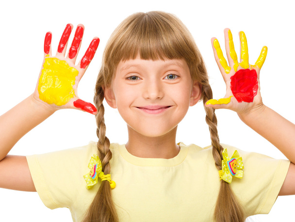 Egy aranyos lány játék festékek a portréja - Fotó, kép
