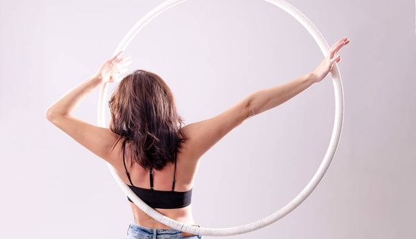 Künstlerische Ansicht der weiblichen Aerial Hoop Turnerin Übungen auf einem Aerial Hoop. Isoliert  - Foto, Bild