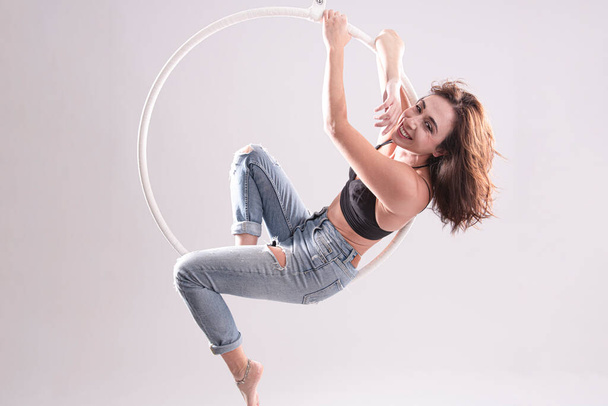 Veduta artistica di femmina esercizi ginnasta cerchio aereo su un cerchio aereo. Isolato  - Foto, immagini