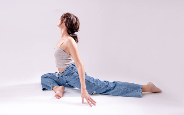 Portrait de belle jeune femme au corps athlétique flexible faisant du yoga. isolé - Photo, image