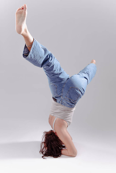 Porträt einer schönen jungen Frau mit athletischem, flexiblem Körper beim Yoga. isoliert - Foto, Bild