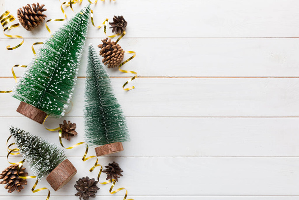 Composition plate avec des arbres de Noël sur fond de couleur. Vue supérieure avec espace de copie. - Photo, image