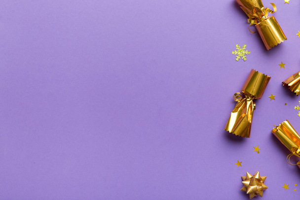 Vánoční sušenky s lesklé konfety na barevném pozadí, horní pohled, kopírovací prostor. - Fotografie, Obrázek