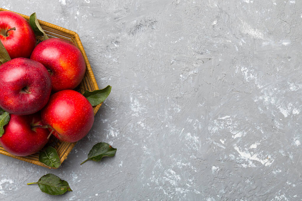 Viele rote Äpfel auf farbigem Hintergrund, Draufsicht. Herbstmuster mit frischem Apfel über der Ansicht mit Kopierraum für Design oder Text. - Foto, Bild