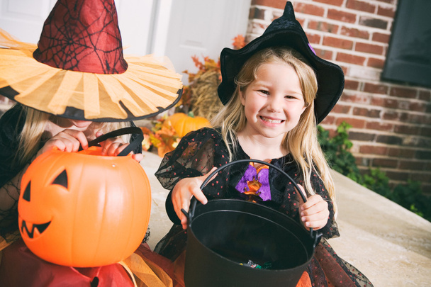 Хеллоуїн: посміхаючись маленька дівчинка відьма відьма цукерки котел - Фото, зображення