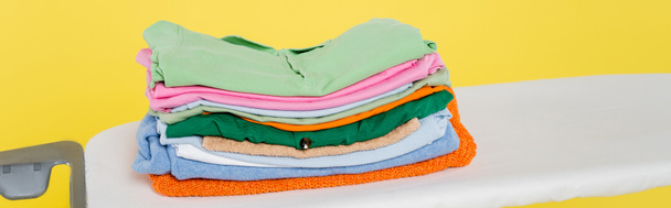zblízka pohled na čisté prádlo na žehlícím prkně, banner - Fotografie, Obrázek
